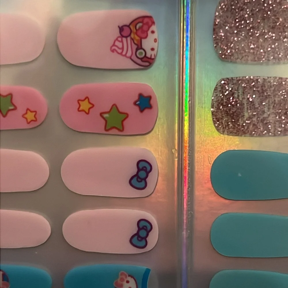 Hello Kitty X The Creme Shop Gel Nail Strip Kit - Picture 4 of 8